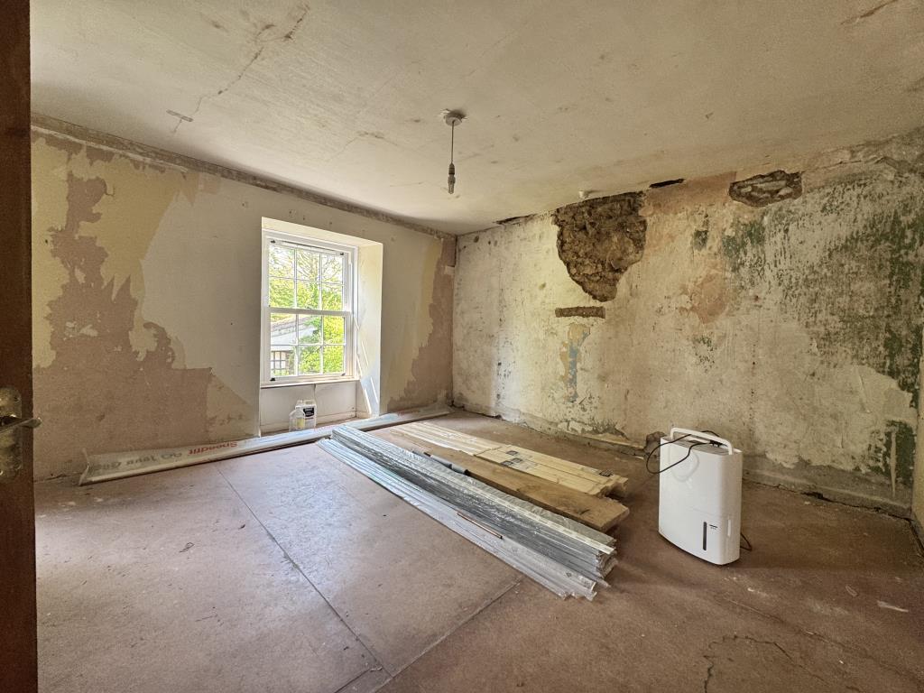 Lot: 157 - THREE-BEDROOM DETACHED COTTAGE - Primary bedroom